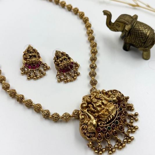 Golden Blossom: Intricate Necklace and Earrings Set